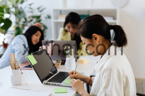 Bạn cần chứng minh nguồn thu nhập ổn định để đủ điều kiện mở thẻ tín dụng